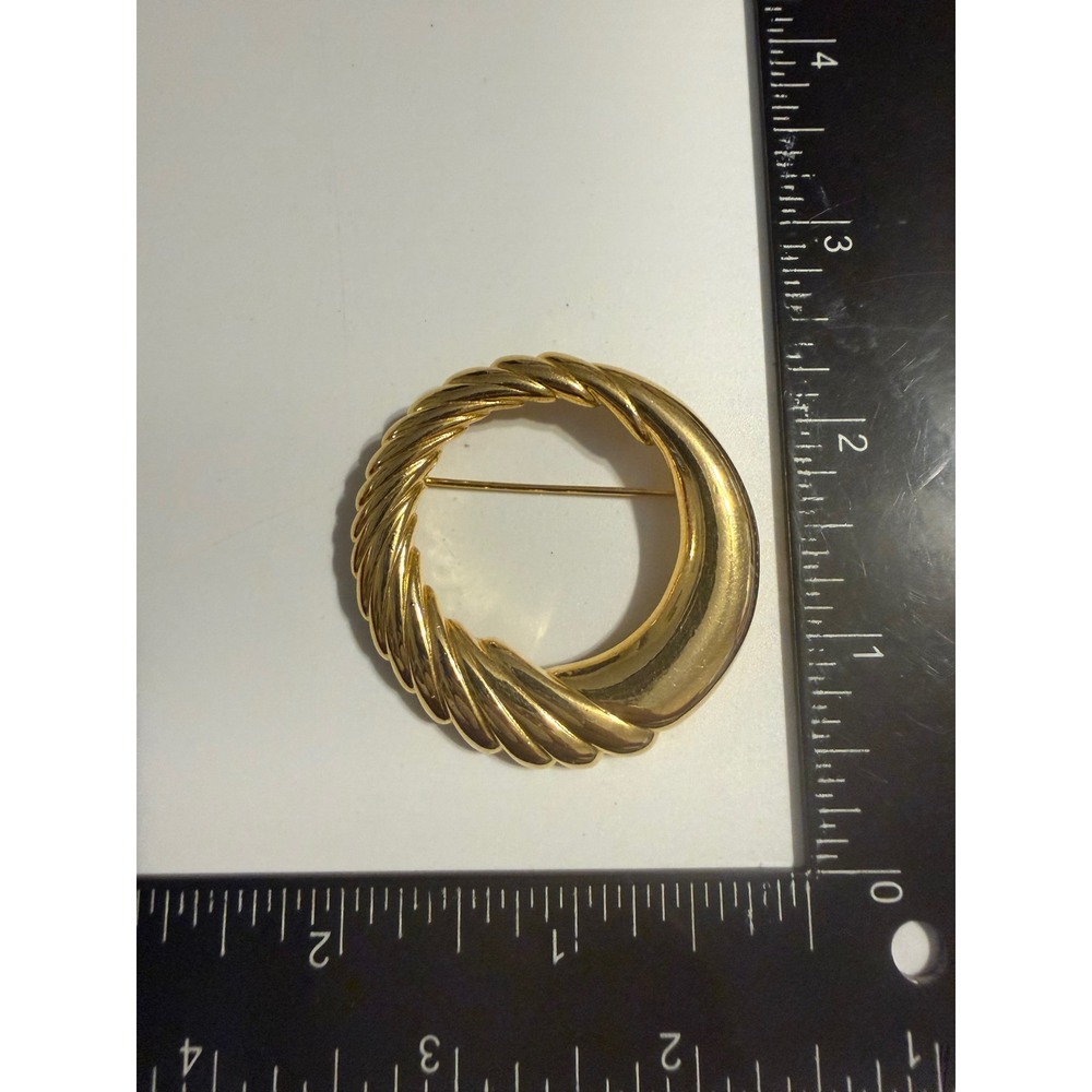 Monet‎ Vintage Gold Tone Textured Twisted Rope Circle Brooch Pin Wreath Design